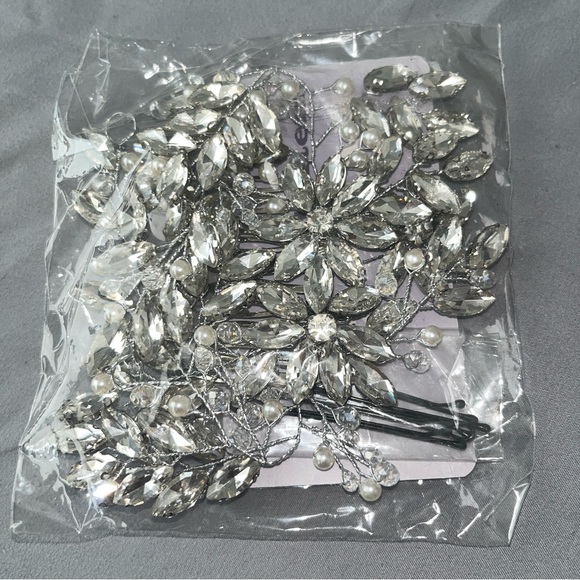 Rhinestone Crystal Flower Hair Comb - Picture 7 of 8